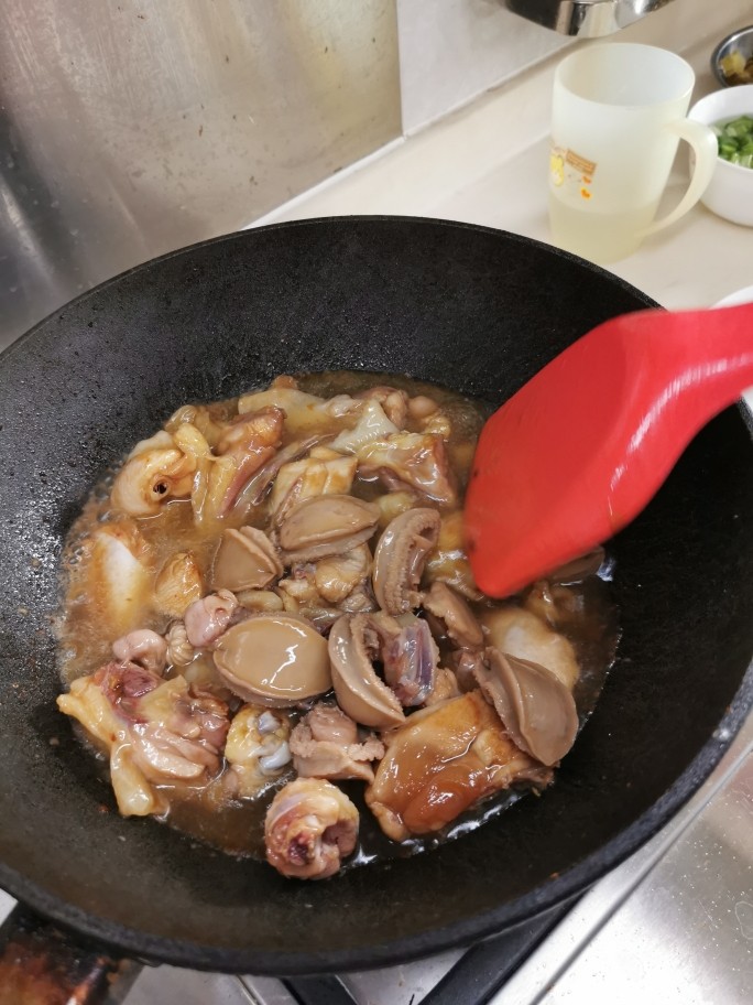 黄金小鲍鱼炆鸡(配靓汤套餐版),放入鲍鱼,加水一碗(之前泡鲍鱼的水可以用上)。