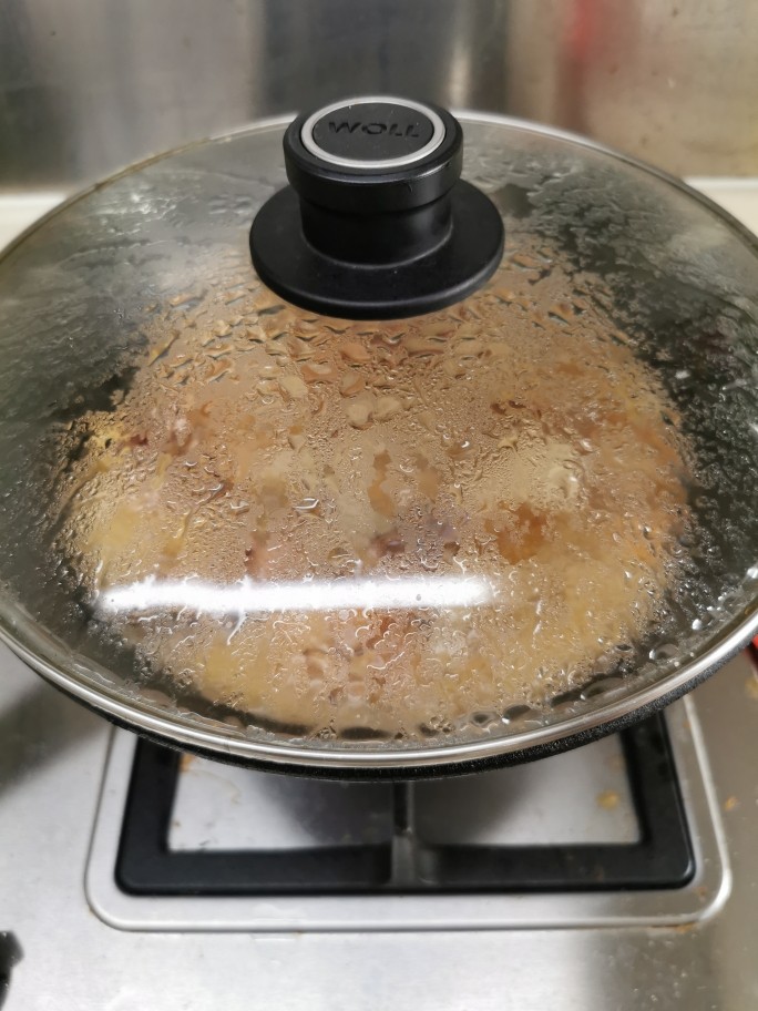 黄金小鲍鱼炆鸡(配靓汤套餐版),加盖炆煮15分钟左右。