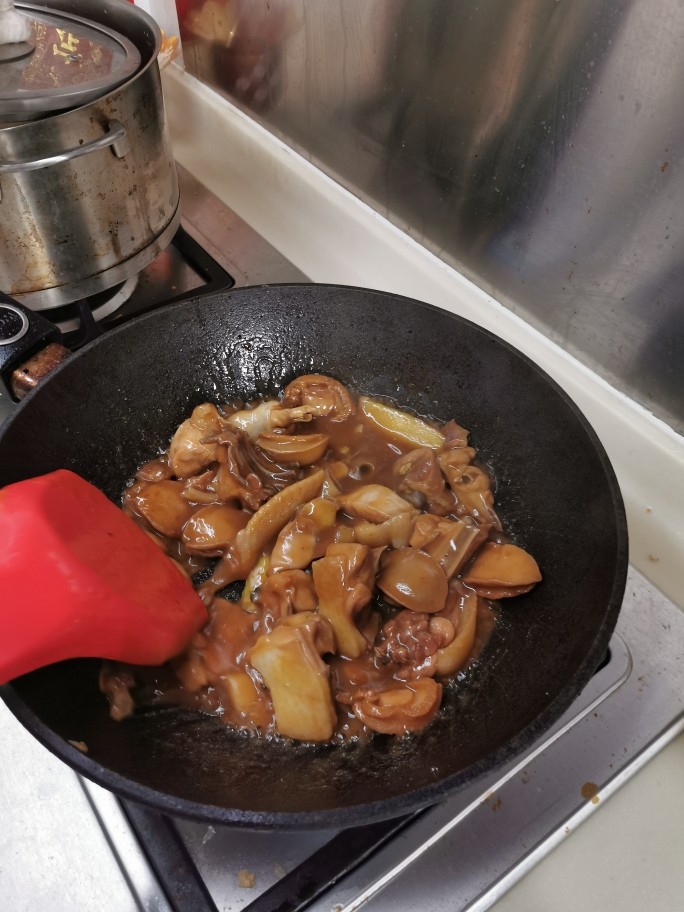 黄金小鲍鱼炆鸡(配靓汤套餐版),调味收汁,用生粉打芡。