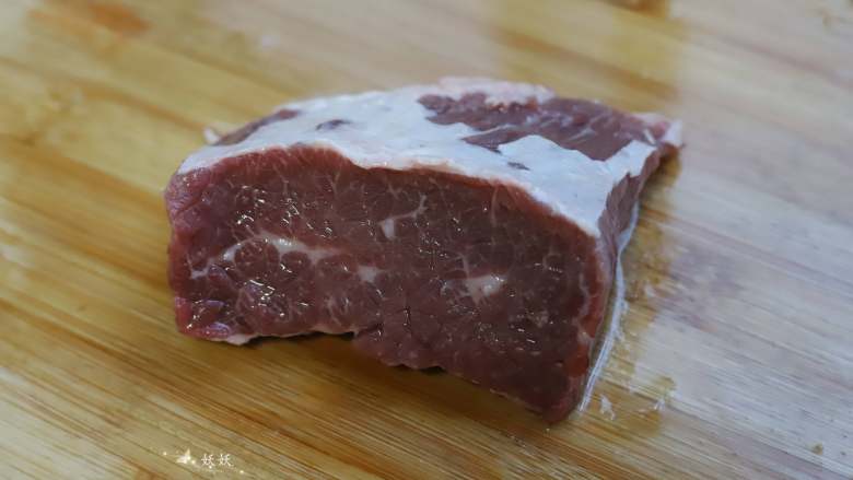 香辣小炒牛肉,准备一块<a style='color:red;display:inline-block;' href='/shicai/ 216'>牛肉</a>,冲洗干净血水。
