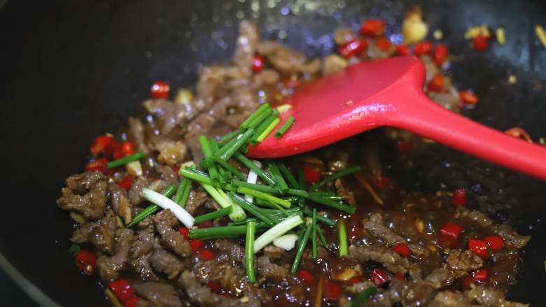 香辣小炒牛肉,牛肉开始变色时再加入一些<a style='color:red;display:inline-block;' href='/shicai/ 788'>生抽</a>，盐，<a style='color:red;display:inline-block;' href='/shicai/ 717'>味精</a>，<a style='color:red;display:inline-block;' href='/shicai/ 869'>白砂糖</a>，<a style='color:red;display:inline-block;' href='/shicai/ 12043'>花椒粉</a>，放入小葱段，继续保持大火翻炒均匀，如果平时就对调味料的用量没有概念，这一步可以提前将需要用到的调味料混合在一千个小碗中，直接倒进来更节省时间。