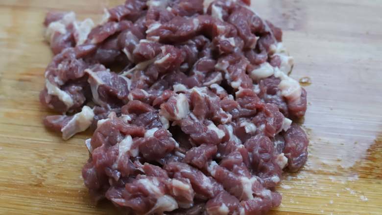 香辣小炒牛肉,逆着牛肉的纹理,将牛肉切成大约三四毫米粗细的条状,逆着牛肉的纹理去切牛肉,炒好以后才不会塞牙。