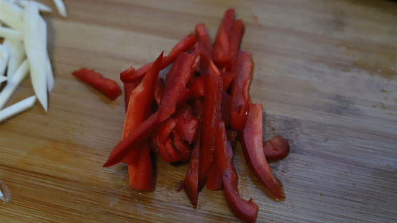 茭白炒鸡蛋,<a style='color:red;display:inline-block;' href='/shicai/ 86663'>红辣椒</a>半根,不要辣椒籽,切成丝,这种辣椒不辣,用来提色提香特别好。