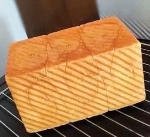 紫米面包,出炉后立刻倒出,烤架上晾凉至手温用密封袋保存