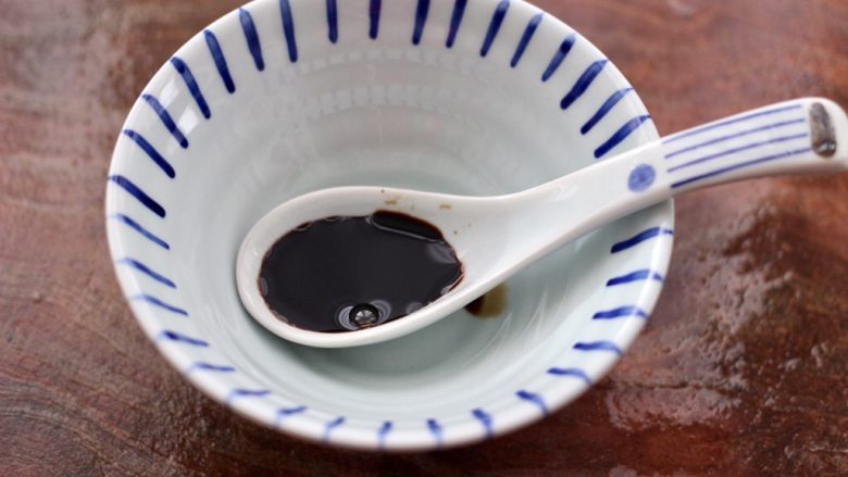 照烧北豆腐,取一个碗,先加入<a style='color:red;display:inline-block;' href='/shicai/ 788'>生抽</a>。