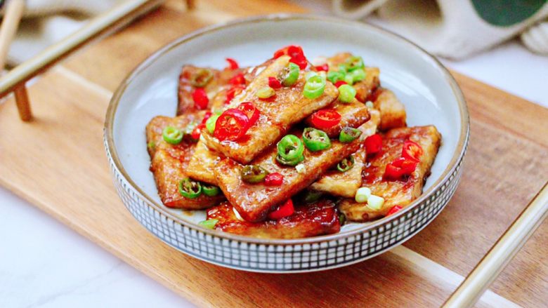 照烧北豆腐,酸甜香鲜的照烧<a style='color:red;display:inline-block;' href='/shicai/ 476'>北豆腐</a>出锅咯,好吃到爆,每次一盘不够吃。