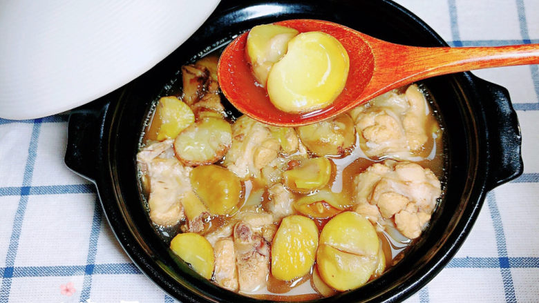 板栗烧鸡翅,板栗香甜软糯,鸡翅鲜美,略微有些汤,喝起来暖洋洋的!