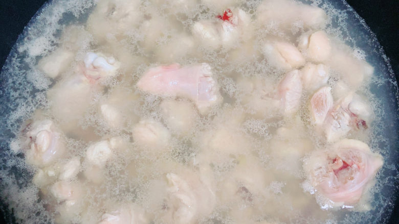 板栗烧鸡翅,锅中烧开水,将鸡肉焯一下。