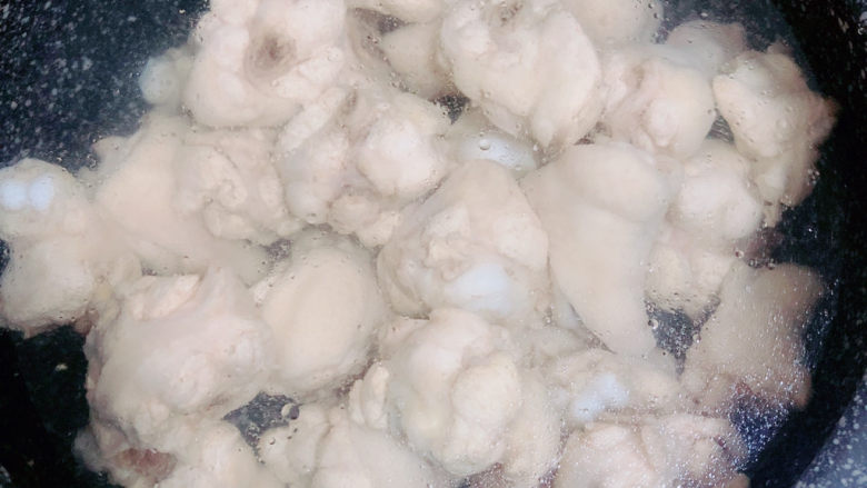 板栗烧鸡翅,加入1000ml水,盖上盖子,开大火儿将水烧开。