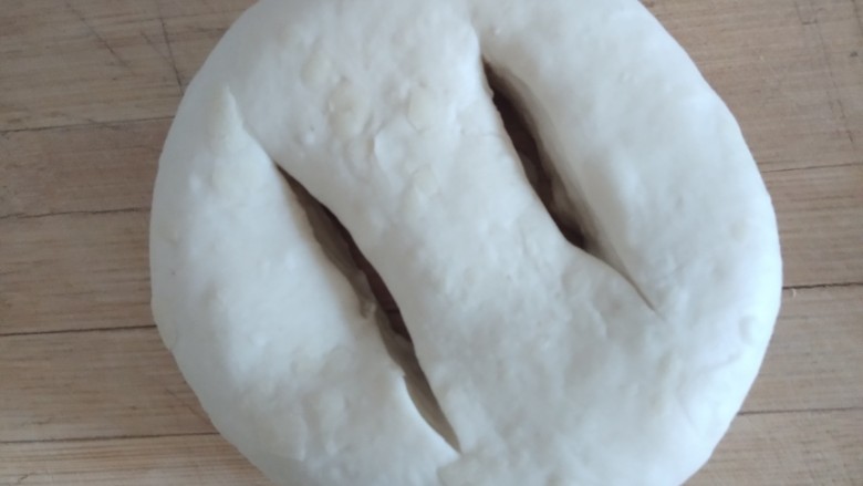 油饼,发好的面擀面饼，用刀划两刀。