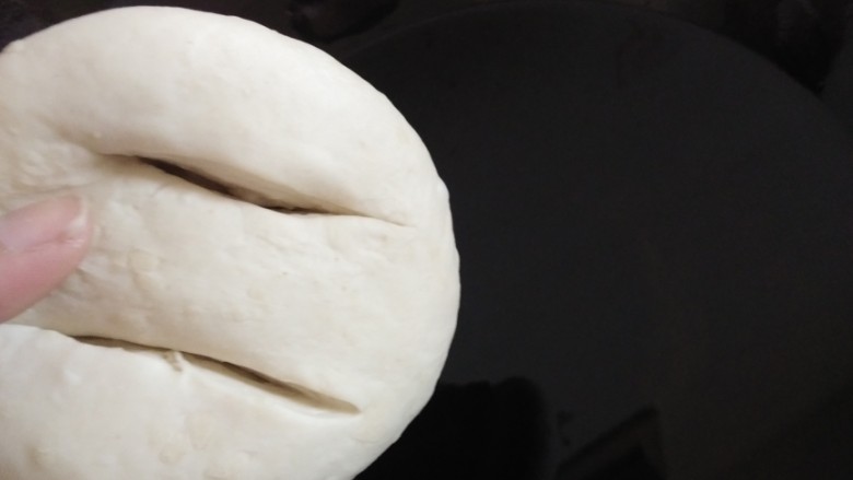 油饼,放入面饼，开炸，炸至是金黄捞出。