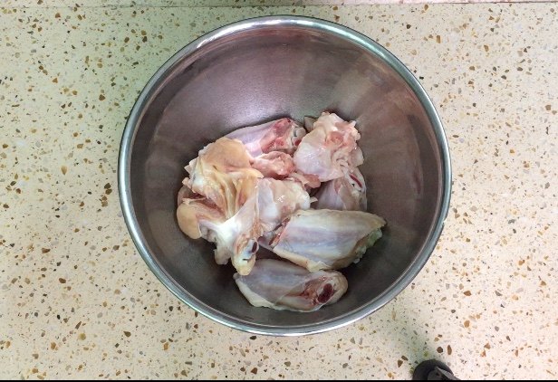 板栗烧鸡翅,然后沥干水份,切成适当大小的块状。