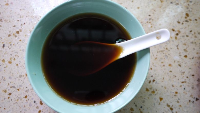 板栗烧鸡翅,准备一个小碗,把生抽、老抽、水、糖、盐倒入碗中备用。