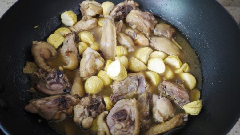 板栗烧鸡翅,鸡肉煸炒均匀后,把调料汁和栗子一起倒入锅中。调料汁中的水量差不多和鸡肉一样高。开大火烧开之后转小火,焖煮约15分钟,直到栗子变得软糯。