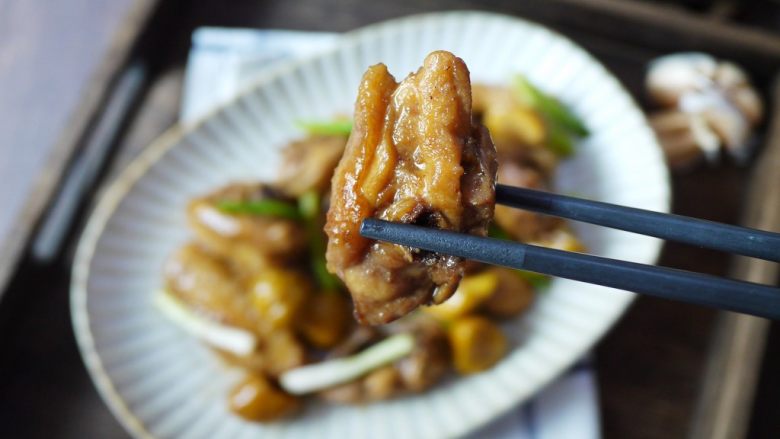 板栗烧鸡翅,这道栗子烧鸡非常的简单,但是很下饭,栗子煮好之后非常的软糯,粉粉的。鸡肉嫩滑入味。孩子吃着一口一块,吃得停不下筷子。