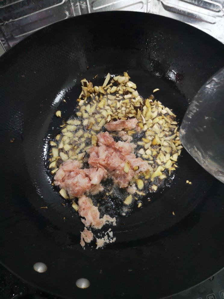 香煎藕饼,加入肉沫,炒熟