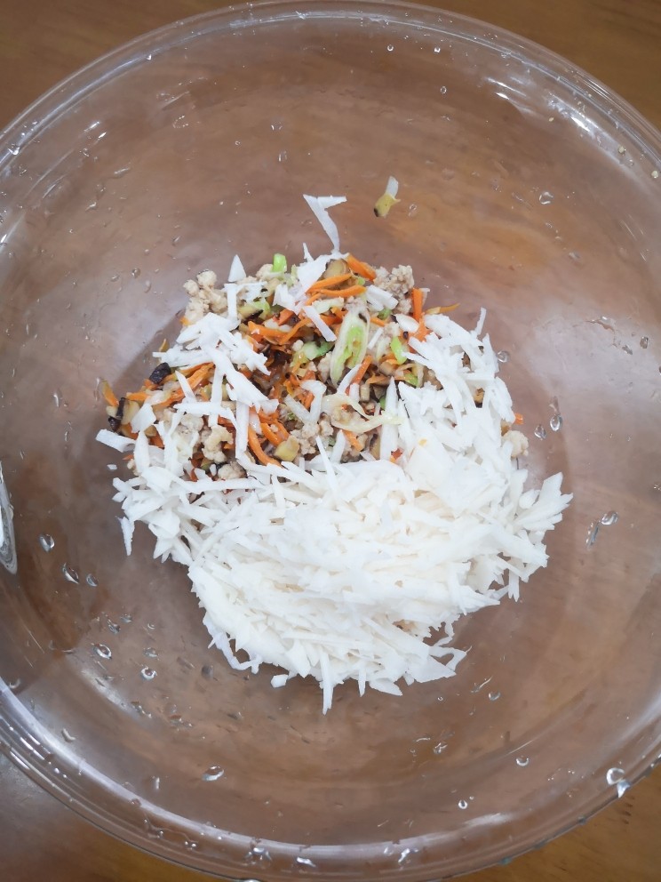 香煎藕饼,炒好的料盛出到一个大盆里,加入搓好莲藕丝