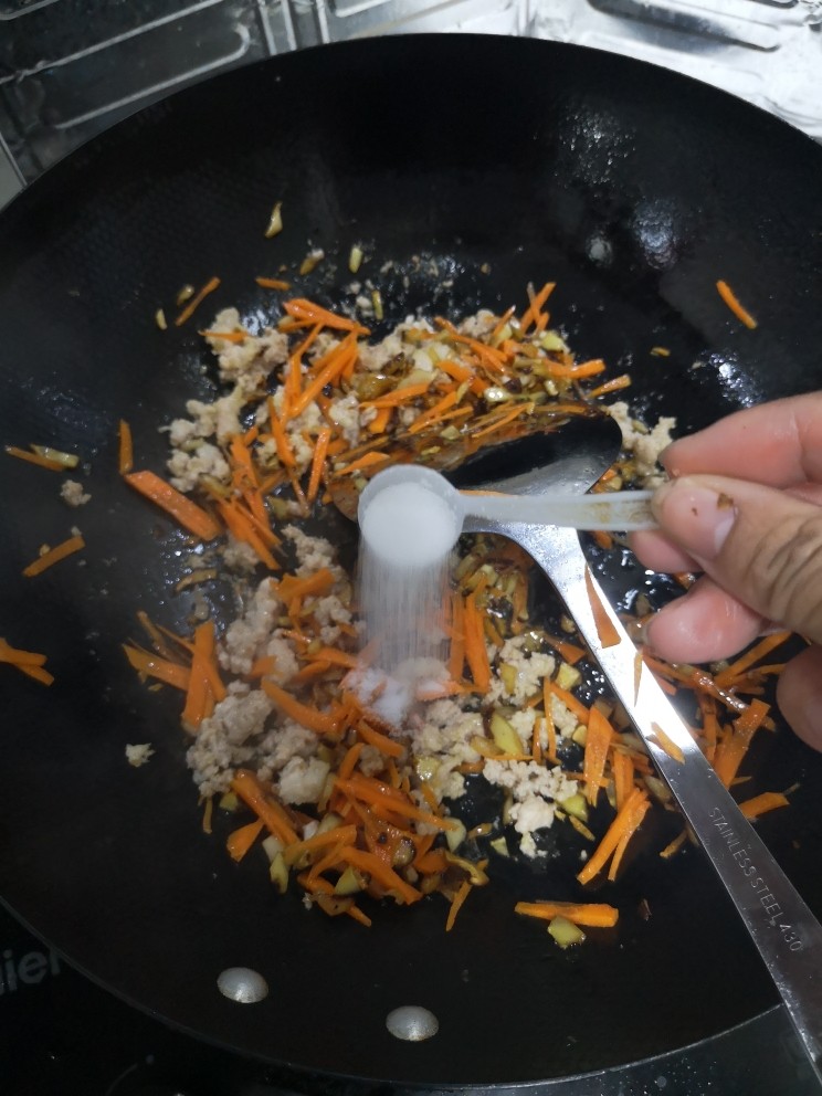 香煎藕饼,加入适量盐(盐根据个人口味)