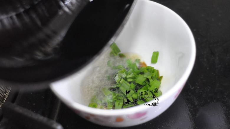 小葱汤面,油烧至九成热,倒入调料碗中。