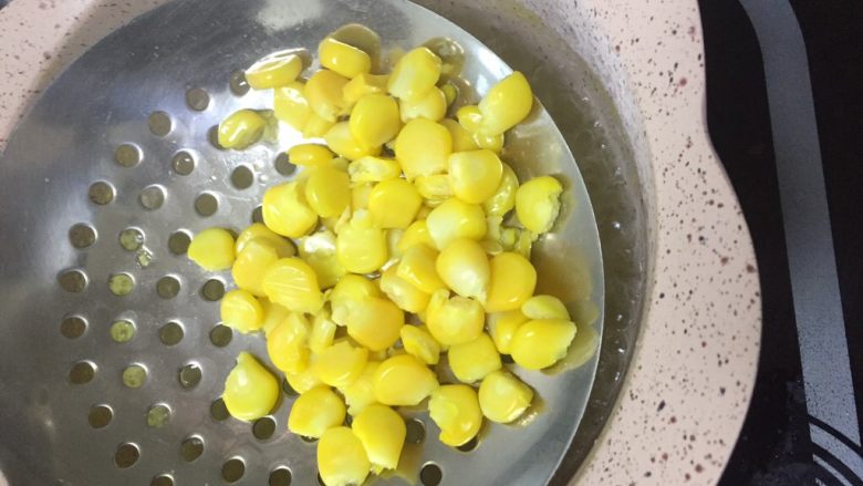 鲜虾玉米饼,捞出沥干水分,用刀剁碎
