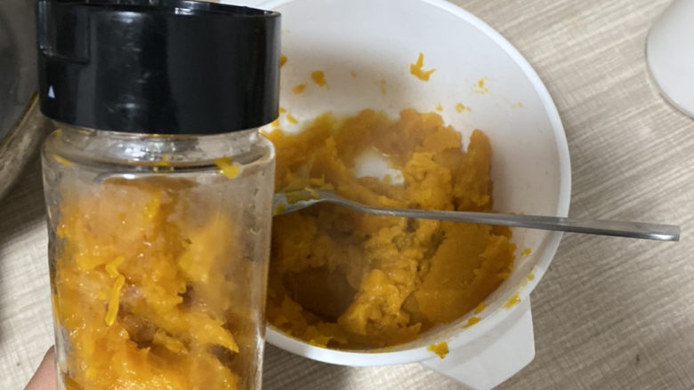 美味南瓜饼,将蒸好的南瓜打汁,如果过厚可以放点水。