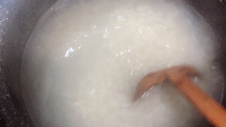 潮汕砂锅粥,开锅粥,用勺子搅拌均匀,避免粘锅,时时搅拌。