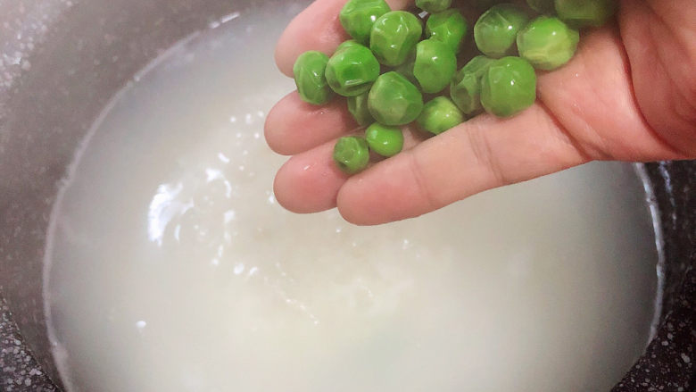 潮汕砂锅粥,待粥有胶质的时候,即已经七成熟的时候,放入豌豆。