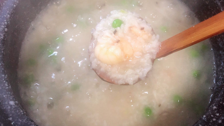 潮汕砂锅粥,待米粒完全熟,汤汁粘稠即可出锅了。
