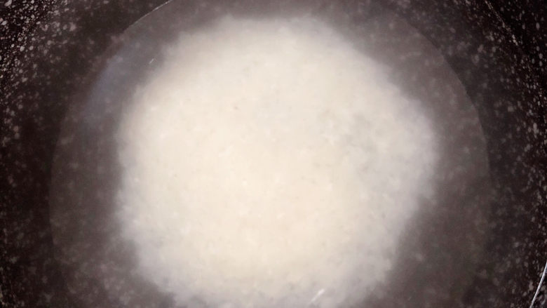 潮汕砂锅粥,取砂锅,倒入水,下入香米糯米,将粥煮开。
