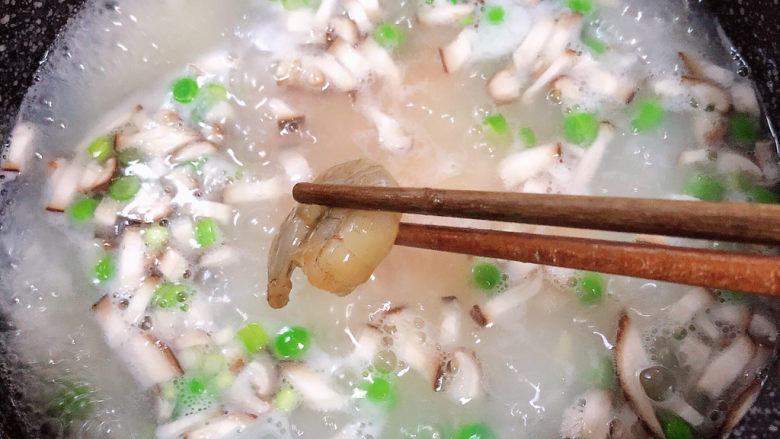 潮汕砂锅粥,再放入虾仁,继续搅拌均匀。