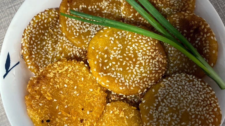 美味南瓜饼,芝麻的南瓜饼比较的软糯,面包糠的比较酥脆。真的是太好吃啦。