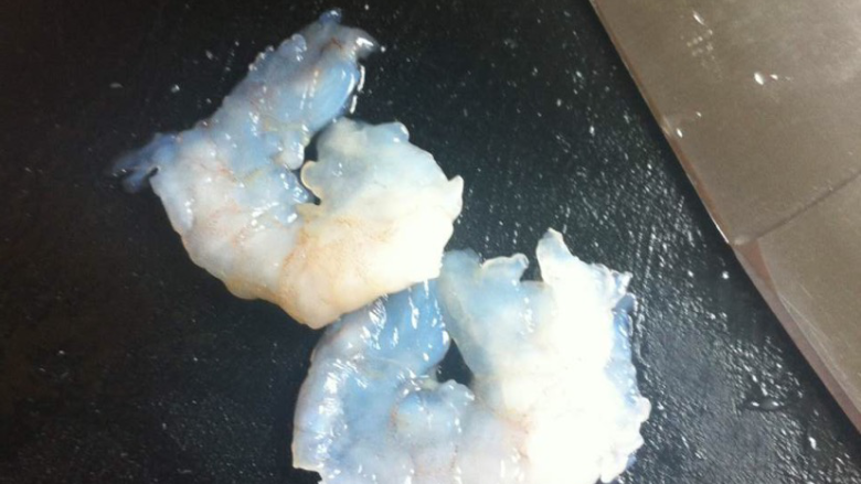 虾饺,虾仁去虾线,用刀背压成泥。