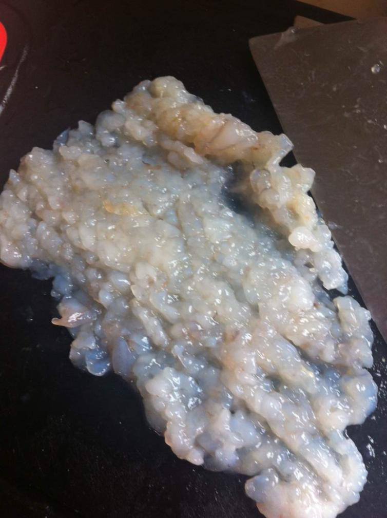 虾饺,再一起剁匀,我用了一半的虾仁剁泥。