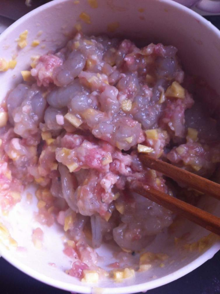 虾饺,顺一个方向搅拌馅料,备用。