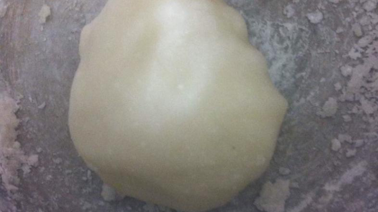 虾饺,揉成粉团静置5分钟,揉的时候小心烫手。