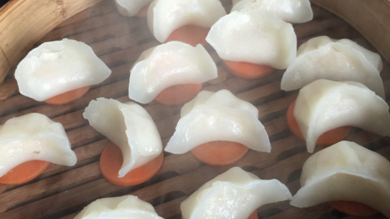 虾饺,锅里水开后,上笼蒸8分钟即可。
