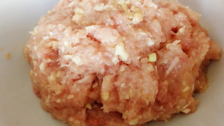香菇鸡肉糯米蒸丸子,剔骨去皮,加入两瓣蒜和一片<a style='color:red;display:inline-block;' href='/shicai/ 37'>姜</a>剁碎。