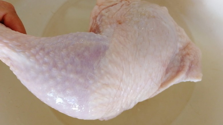 香菇鸡肉糯米蒸丸子,鸡全腿冷水泡一小时去血水,冲洗干净。