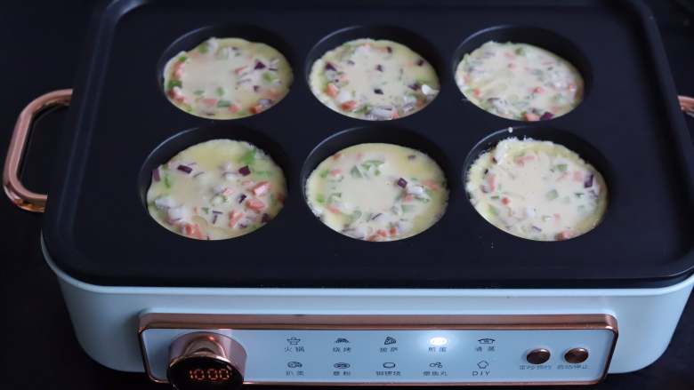 火腿鸡蛋饼,锅中抹一层油,用勺子舀入一勺面糊,让面糊自然的流动开就可以,如果是普通的炒锅,可以转动一下锅,让面糊流动成薄薄的圆形。