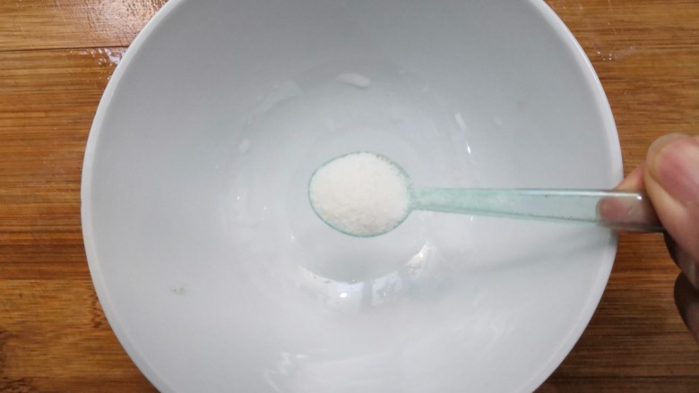 糖醋白萝卜,腌制萝卜过程中,来做料汁,在碗中放入剩余的3克盐