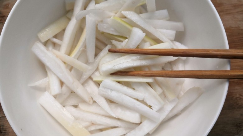糖醋白萝卜,盐筷子搅拌均匀,腌制半小时