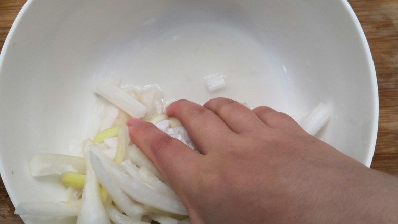 糖醋白萝卜,腌制好的萝卜,挤干水份