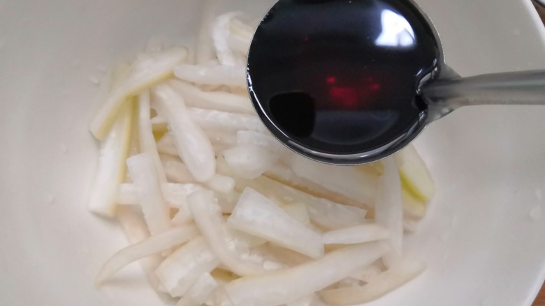 糖醋白萝卜,把放凉的料汁,倒入挤干水份的萝卜中