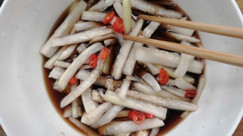 糖醋白萝卜,用筷子,搅拌均匀