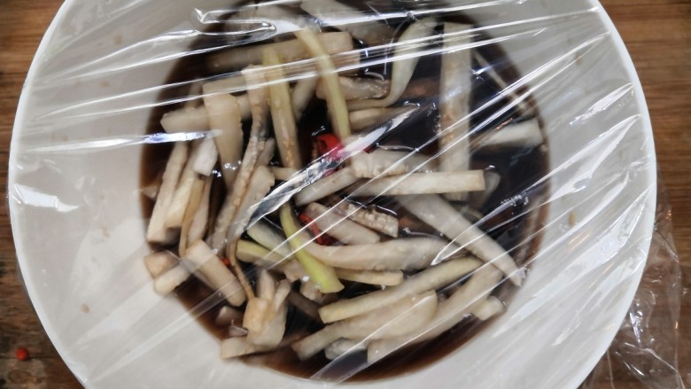 糖醋白萝卜,包上保鲜膜,放冰箱冷藏一夜