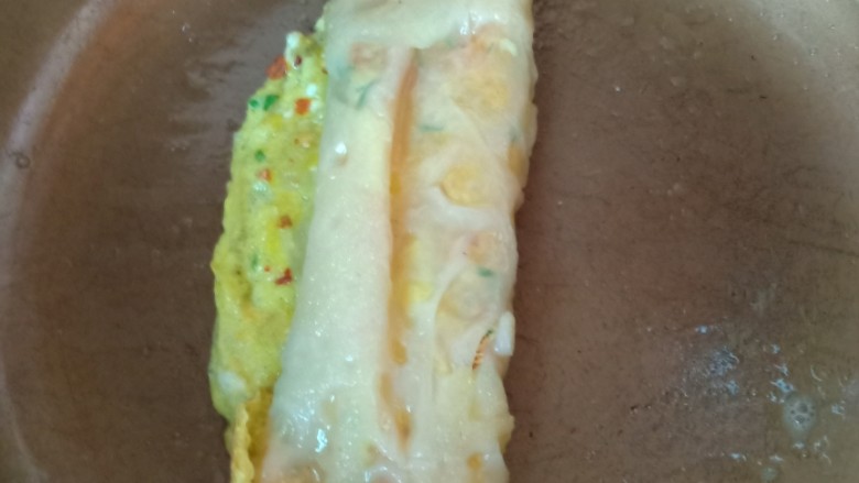 不一样的煎饼,熟了，直接用锅产卷饼，分段