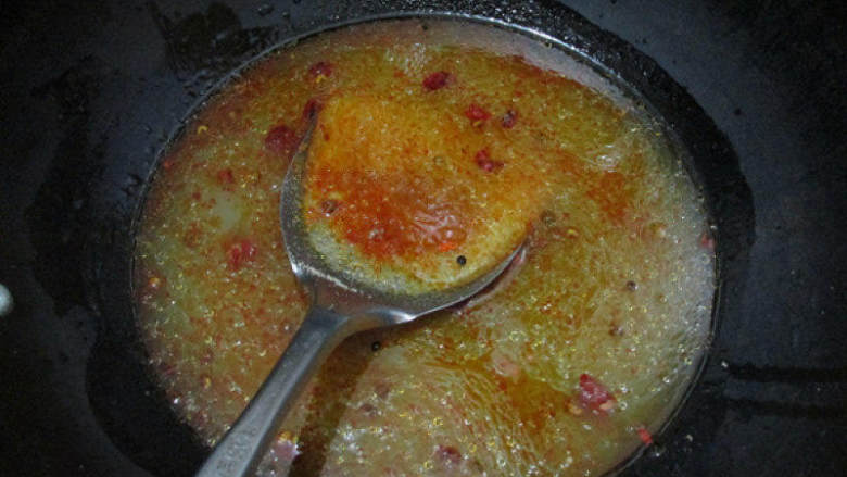 砂锅麻辣烫,炒出红油,加入猪骨汤煮开