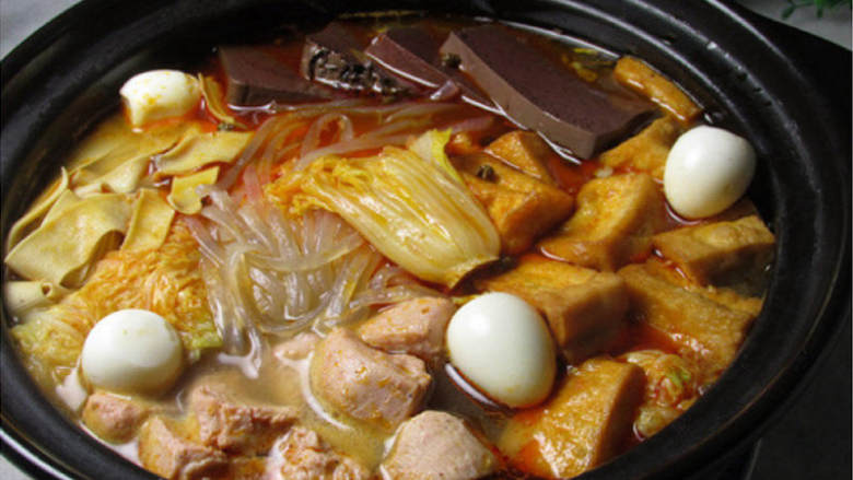 砂锅麻辣烫,再把豆腐和豆腐皮放入炖2分钟,最后把鸡肉和牛肉放入转小火慢慢浸上2分钟,最后把猪血放入,中火煮开后煮一分钟