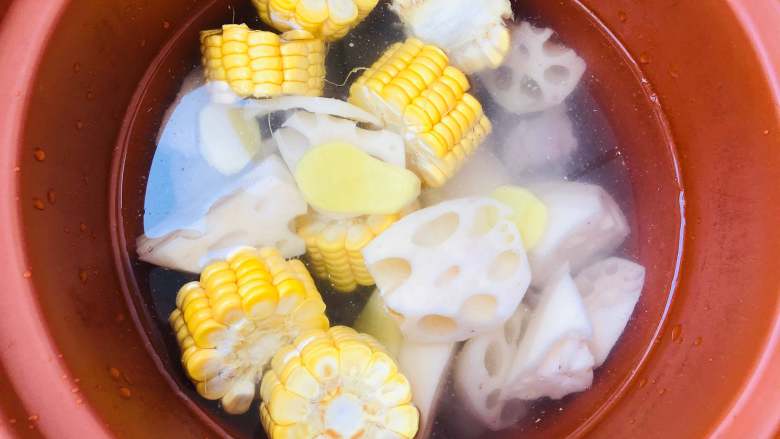 莲藕玉米排骨汤,加入清水,水量要没过材料的最顶层。