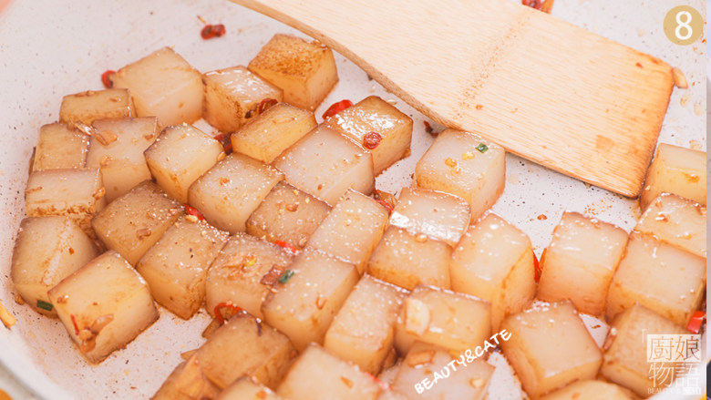 好吃到爆炸的快手炒凉粉,10分钟就能搞定!,入味后加些许<a style='color:red;display:inline-block;' href='/shicai/ 134292'>白胡椒</a>粉搅拌均匀